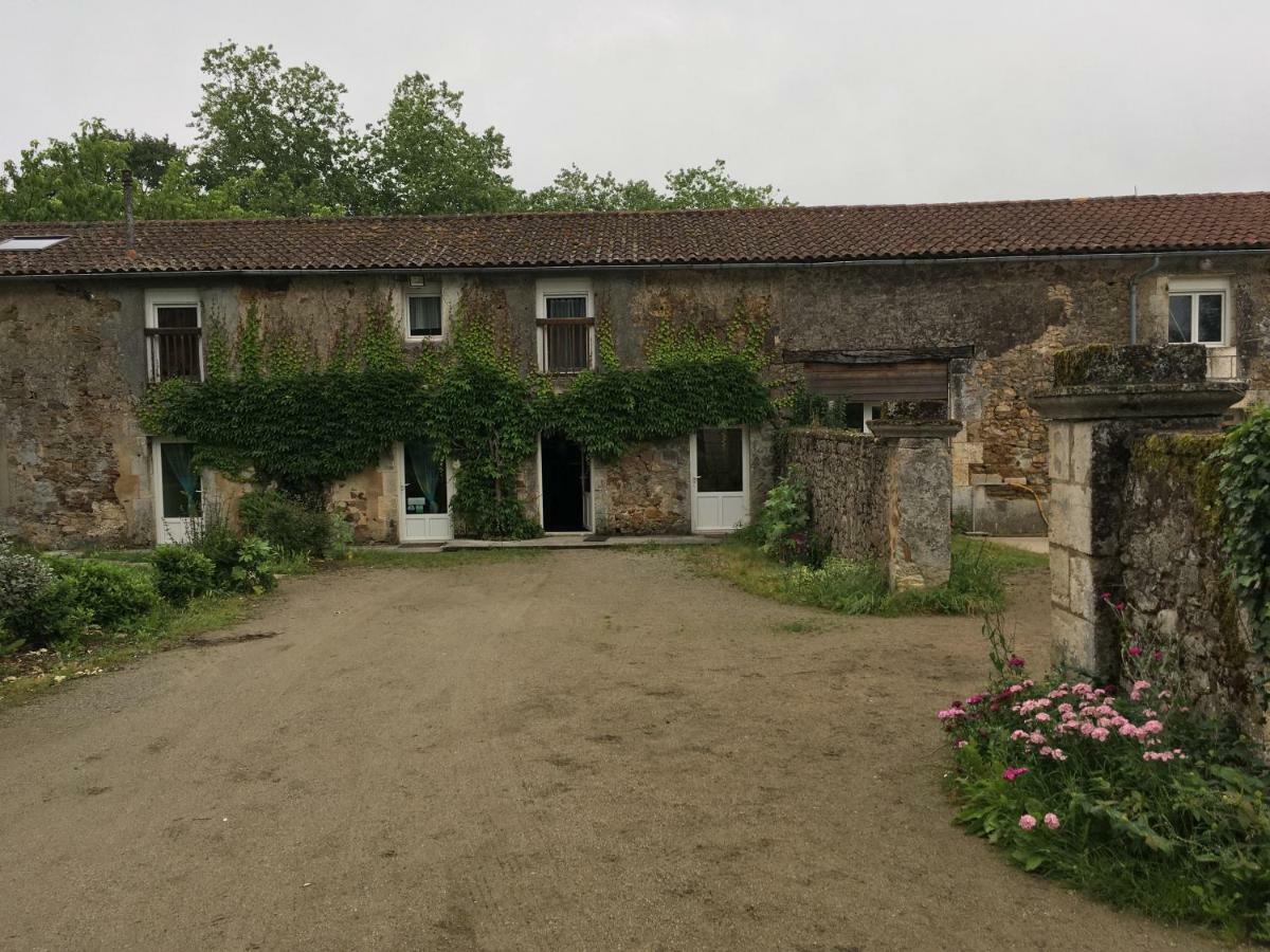 Ferme Gite Equestre En Charente Confolens Extérieur photo